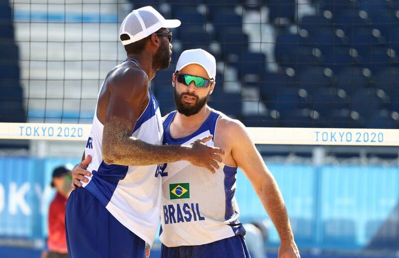 Evandro e Bruno Schmidt durante torneio de vôlei de praia da Tóquio 2020