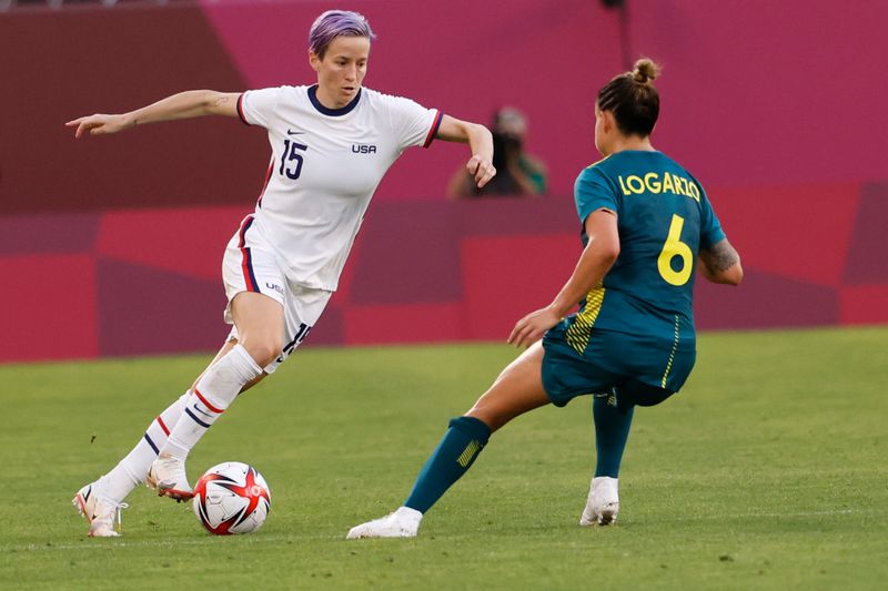 Megan Rapinoe, dos Estados Unidos, dribla Chloe Logarzo, da Austrália, durante partida do torneio de futebol feminino da Tóquio 2020