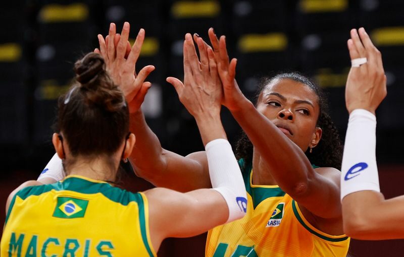 Fernanda Garay e Macris se cumprimentam durante partida da seleção feminina de vôlei do Brasil contra a República Dominicana nos Jogos Olímpicos de Tóquio