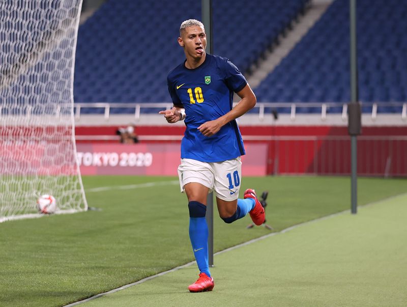 Richarlison comemora gol marcado contra a Arábia Saudita nos Jogos Olímpicos de Tóquio