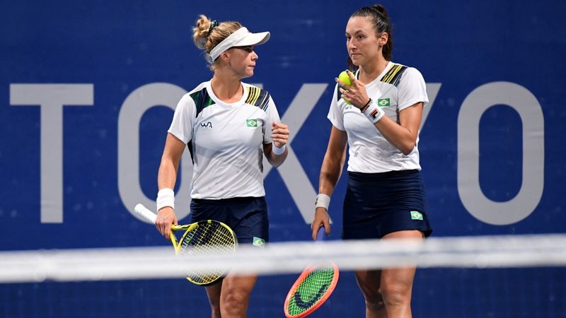 Laura Pigossi e Luisa Stefani durante partida nos Jogos Olímpicos de Tóquio