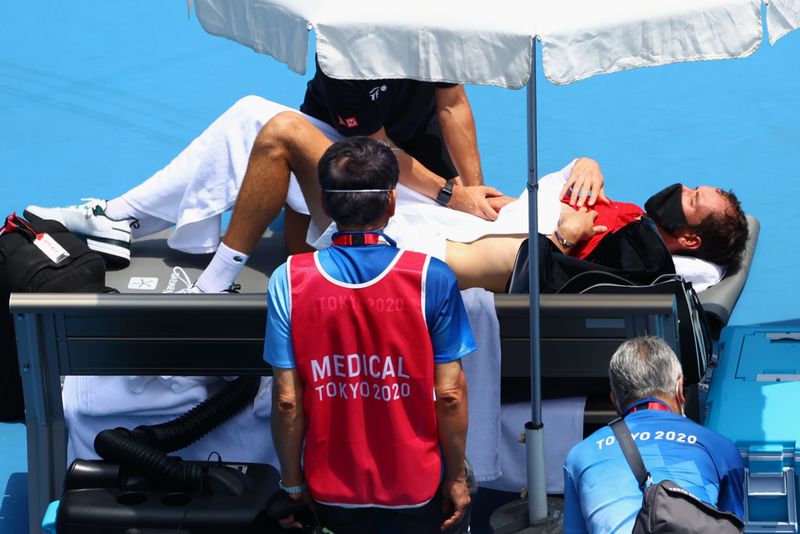Tenista russo Daniil Medvedev recebe atendimento médico após sentir-se mal durante partida contra o italiano Fabio Fognini na Olimpíada de Tóquio
