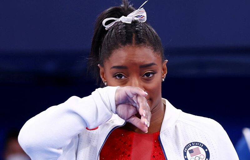 Simone Biles durante final por equipes da ginástica feminina na Olimpíada Tóquio 2020
