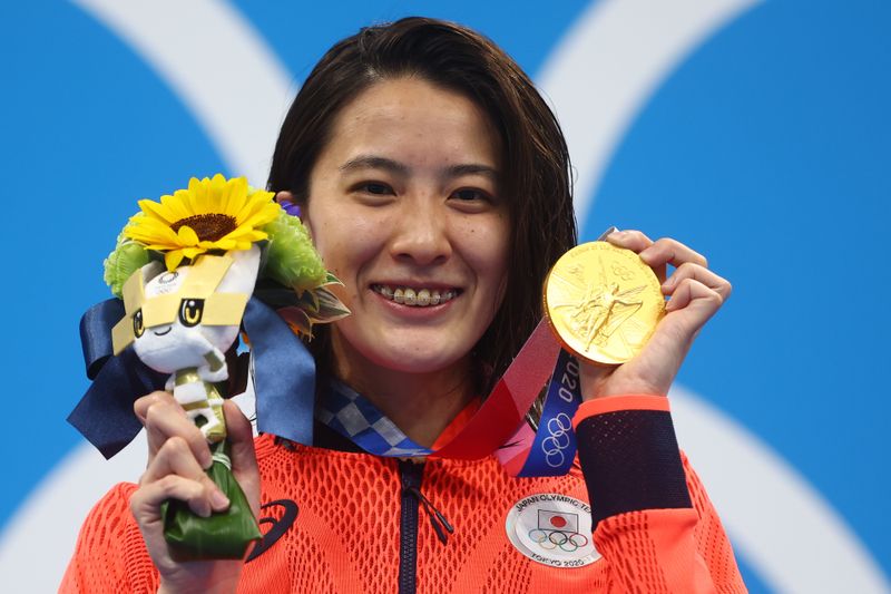 Nadadora japonesa Yui Ohashi mostra medalha de ouro conquista nos 200 metros nado medley na Olimpíada de Tóquio