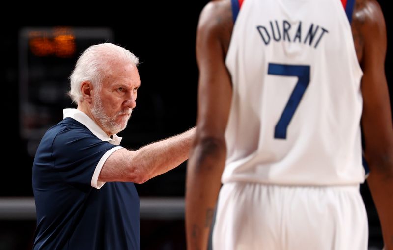 Técnico da seleção masculina de basquete dos Estados Unidos, Gregg Popovich, durante partida contra o Irã pela Olimpíada de Tóquio