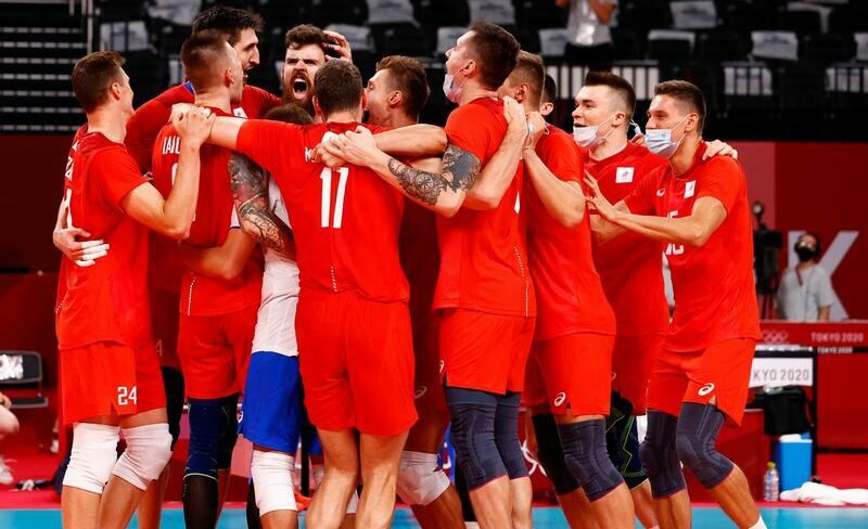 Russos comemoram vitória sobre o Brasil no vôlei masculino em Tóquio