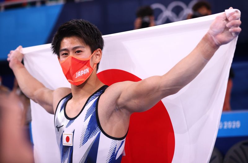 Daiki Hashimoto comemora vitória na final do individual geral