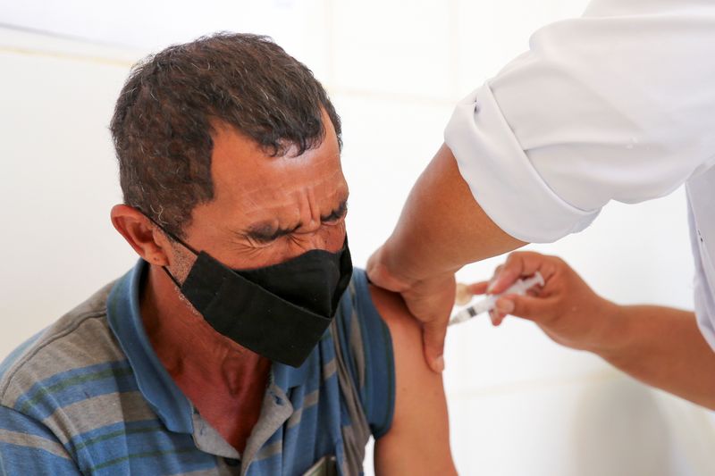 Homem recebe dose da CoronaVac em São Paulo