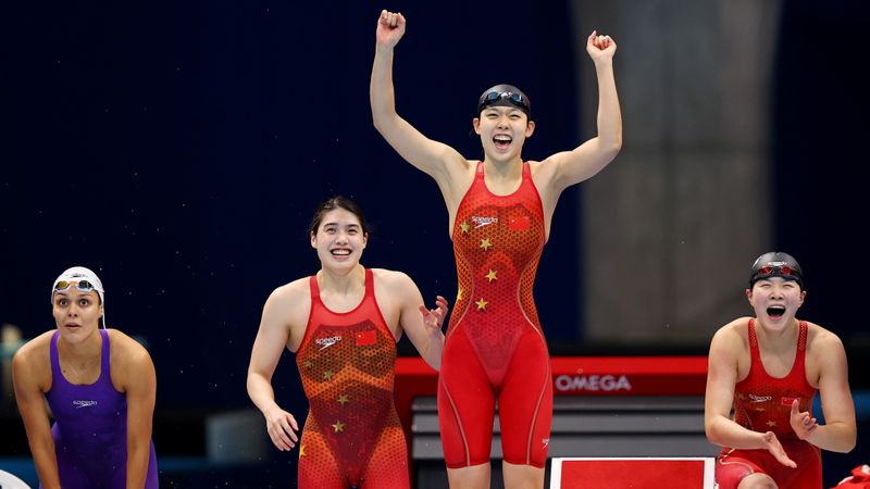Nadadoras chinesas comemoram medalha de ouro no 4×200 metros nado livre na Tóquio 2020