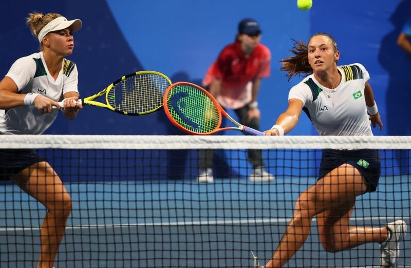 Laura Pigossi e Luisa Stefani durante semifinal do torneio olímpico de duplas feminas em Tóquio