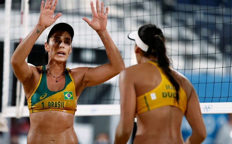 Agatha e Duda durante partida  contra dupla canadense na Olimpíada de Tóquio