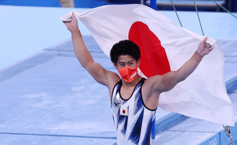 Ginasta japonês Daiki Hashimoto comemora medalha de ouro conquistado no individual geral da ginástica na Olimpíada de Tóquio