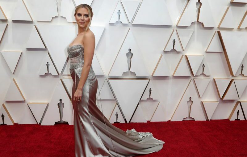 Scarlett Johansson posa para fotos no tapete vermelho do Oscar