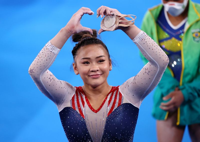 Ginasta norte-americana Sunisa Lee após conquistar a medalha de ouro no individual geral na Olimpíada de Tóquio