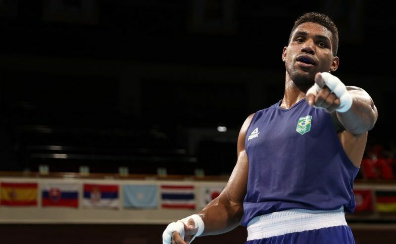 Abner Teixeira comemora após vencer luta pelas quartas de final do torneio olímpico de boxe na Tóquio 2020