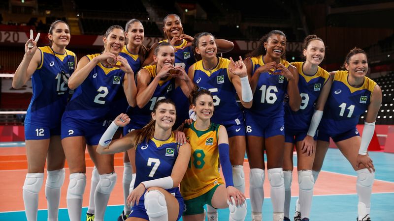Brasileiras comemoram vitória sobre a Sérvia