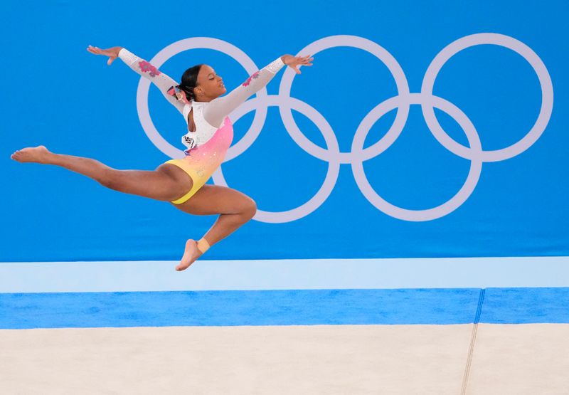 Rebeca Andrade compete no solo durante Olimpíada de Tóquio