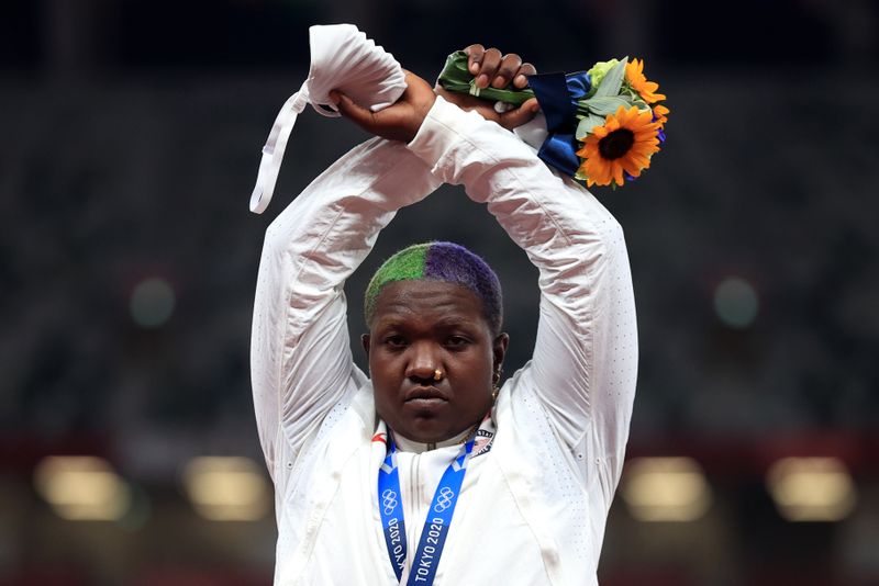 Atleta norte-americana Raven Saunders faz gesto ao receber medalha de prata na prova do arremesso de peso na Tóquio 2020 Atleta norte-americana Raven Saunders faz gesto ao receber medalha de prata na prova do arremesso de peso na Tóquio 2020