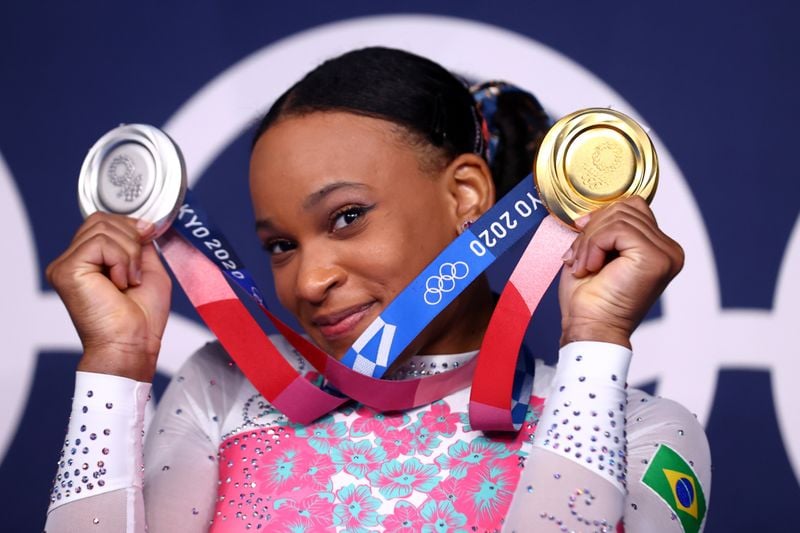 Rebeca Andrade segura medalhas de prata e de ouro que conquistou na Olimpíada de Tóquio Rebeca Andrade segura medalhas de prata e de ouro que conquistou na Olimpíada de Tóquio