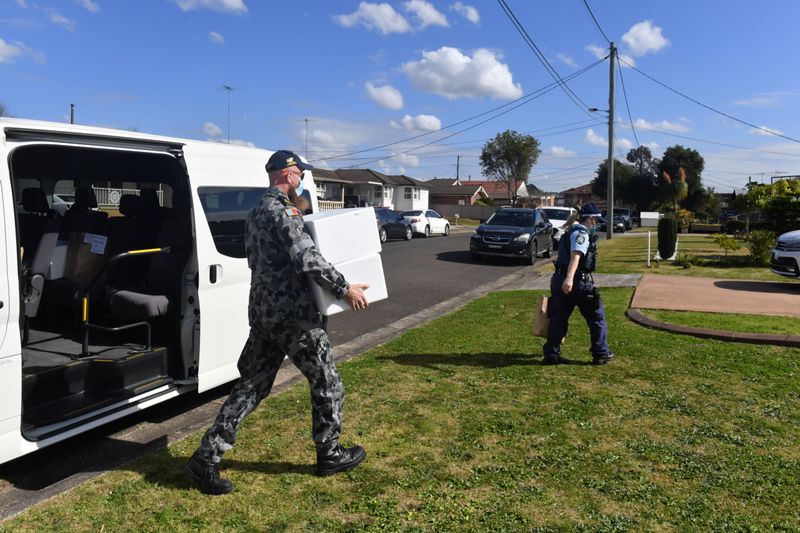 Soldados e policiais entregam comida para pessoas em lockdown em Sydney
