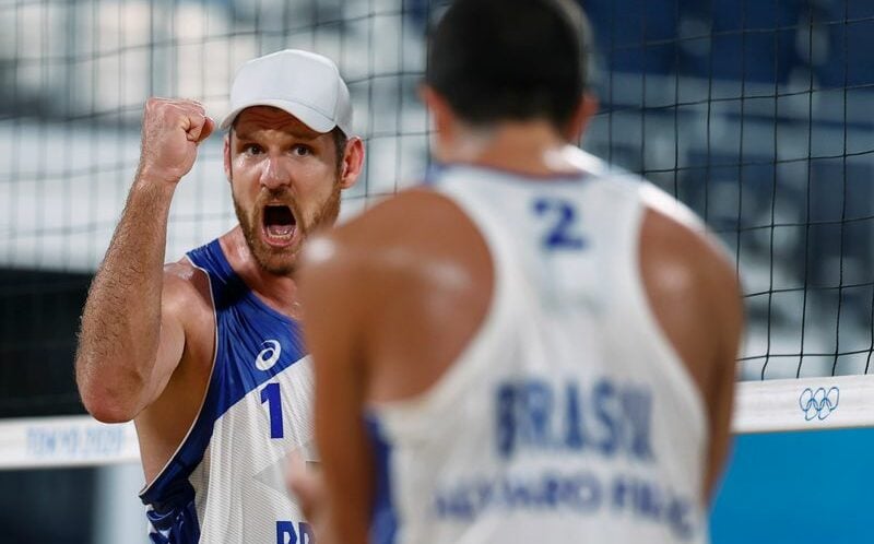 Alison vibra ao lado de Alvaro Filho durante partida de vôlei de praia contra dupla mexicana na Tóquio 2020 Alison vibra ao lado de Alvaro Filho durante partida de vôlei de praia contra dupla mexicana na Tóquio 2020