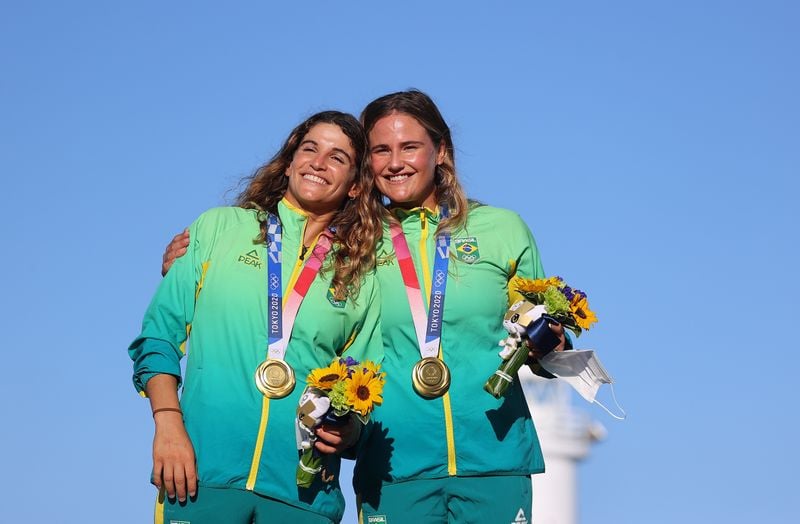 Martine Grael e Kahena Kunze no pódio após conquistarem medalha de ouro na Olimpíada de Tóquio