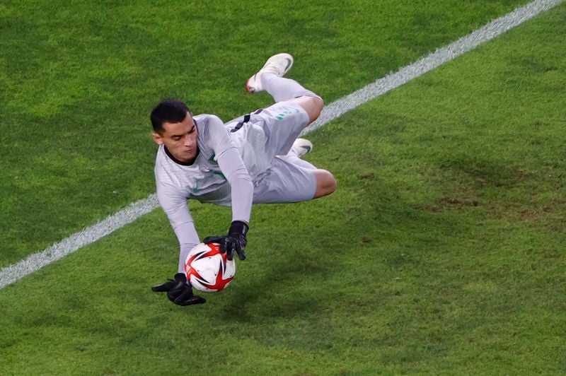 Santos pega pênalti batido por Eduardo Aguirre durante vitória do Brasil sobre o México na semifinal da Olimpíada de Tóquio
