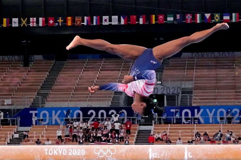 Simone Biles compete na trave durante Olimpíada de Tóquio Simone Biles compete na trave durante Olimpíada de Tóquio