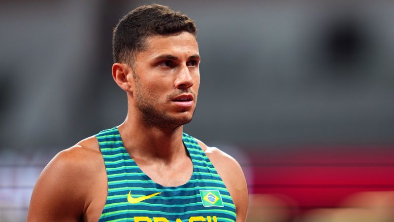 Thiago Braz compete no salto com vara durante Olimpíada de Tóquio