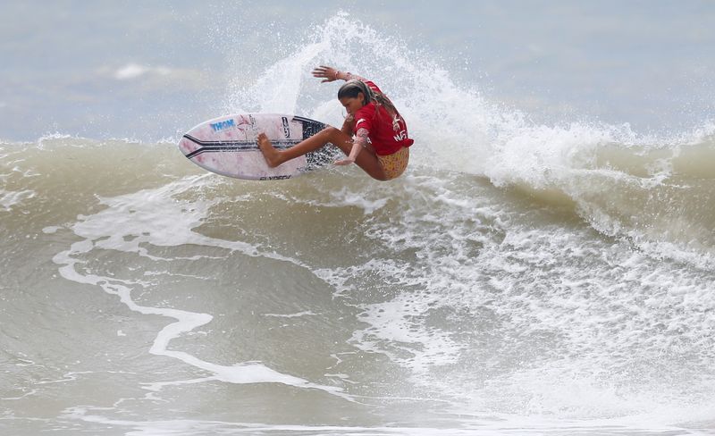 Maria Clara Dornelas, de 12 anos, surfa durante torneio em Baía Formosa