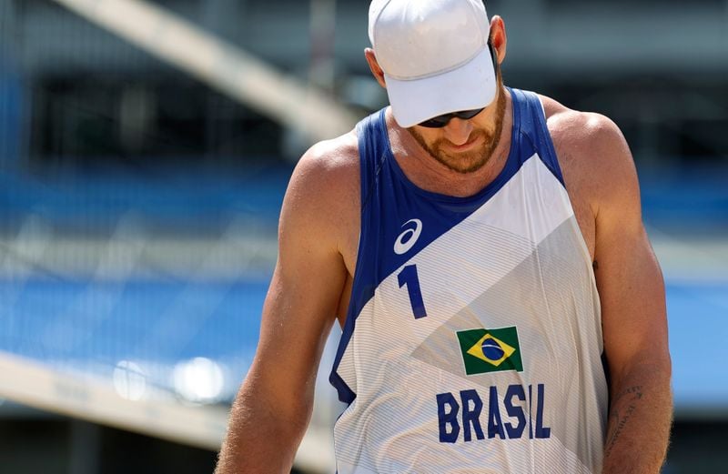 Alison, da dupla com Alvaro Filho, durante derrota para dupla da Letônia no torneio masculino de vôlei de praia na Tóquio 2020