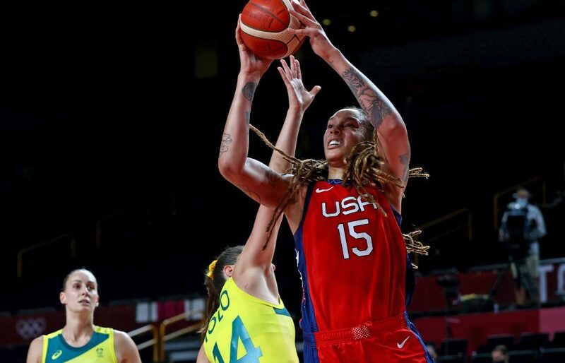 Britney Griner, dos EUA, arremessa contra australiana Marianna Tolo, durante partida entre as seleções dos dois países nos Jogos Olímpicos de Tóquio Britney Griner, dos EUA, arremessa contra australiana Marianna Tolo, durante partida entre as seleções dos dois países nos Jogos Olímpicos de Tóquio