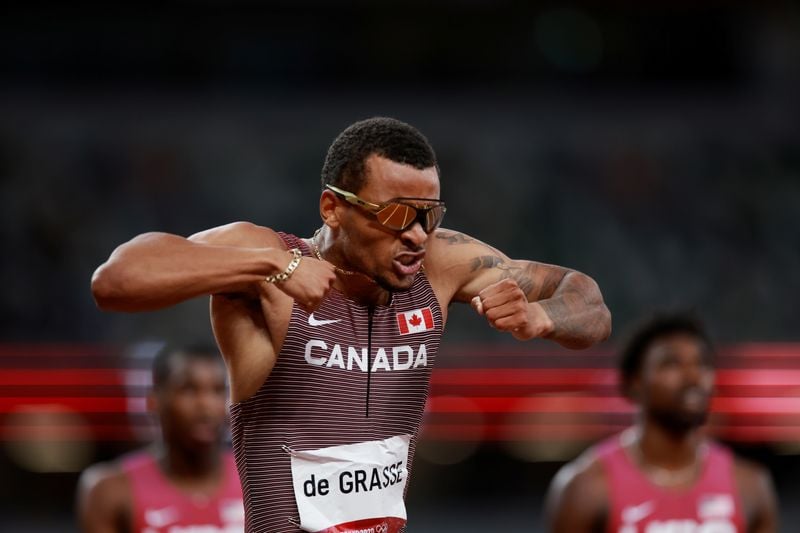 Canadense Andre De Grasse comemora conquista do ouro olímpico nos 200 metros rasos nos Jogos Olímpicos de Tóquio