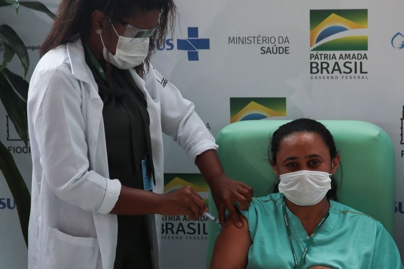 Profissional da saúde é vacinada contra o coronavírus no Instituto FioCruz, no Rio de Janeiro