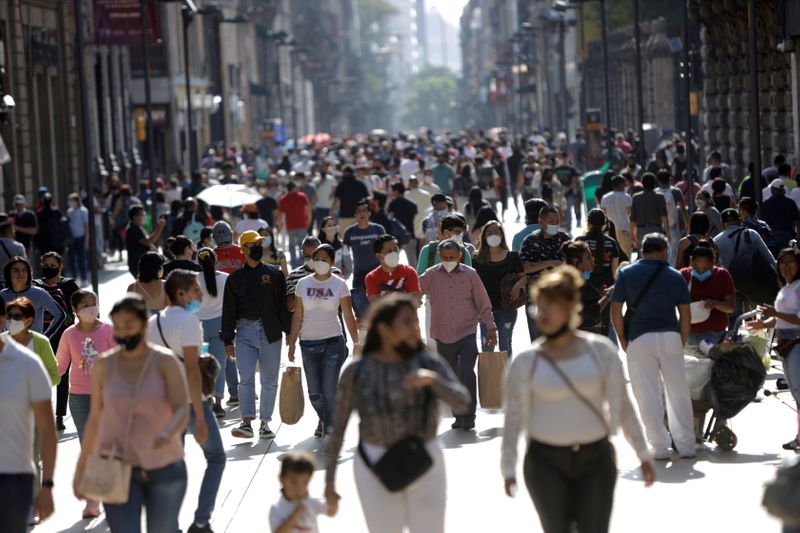 Pessoas perto da Praça Zocalo em meio à pandemia de Covid-19 na Cidade do México