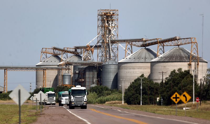 Caminhões próximos a silos de grãos em Ceres, Argentina