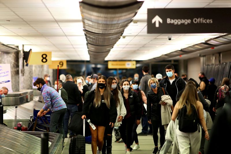 Passageiros recolhem bagagem no aeroporto de Denver, nos Estados Unidos