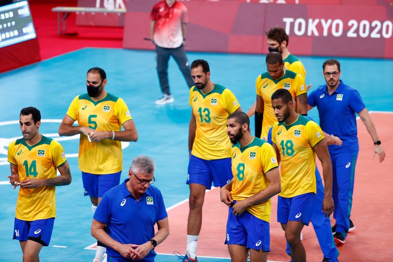 Jogadores da seleção brasileira após derrota para a Rússia na Olimpíada de Tóquio