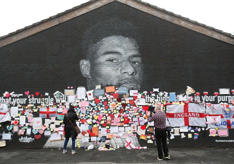 Mural de Marcus Rashford com mensagens de apoio