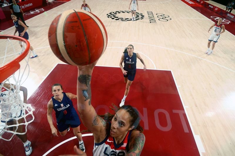 Brittney Griner, dos Estados Unidos, vai para a cesta durante partida contra a Sérvia pelas semifinais do torneio feminino de basquete dos Jogos Olímpicos de Tóquio Brittney Griner, dos Estados Unidos, vai para a cesta durante partida contra a Sérvia pelas semifinais do torneio feminino de basquete dos Jogos Olímpicos de Tóquio
