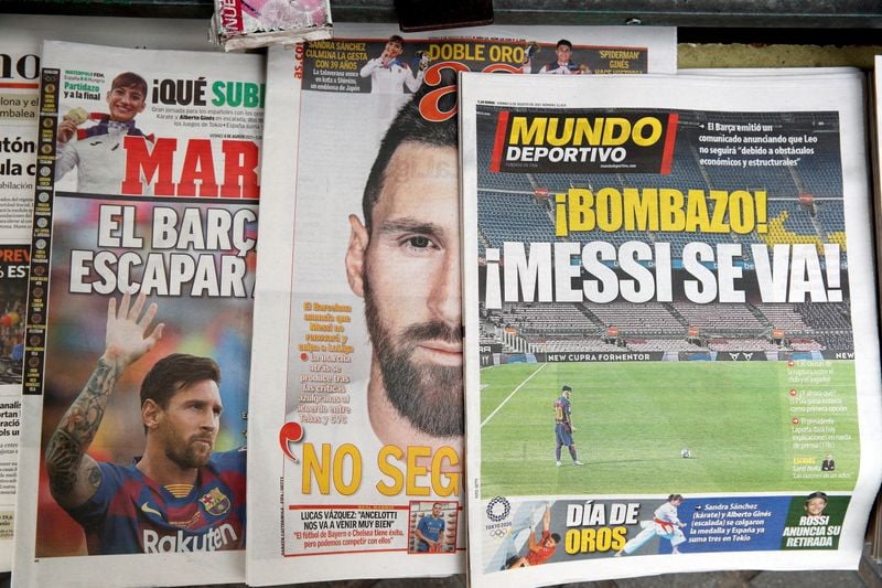 Capas de jornais dão destaque para saída de Messi do Barcelona em banca do lado de fora do Camp Nou