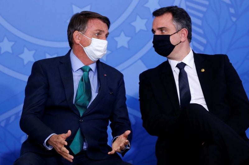 Bolsonaro e Pacheco conversam durante ceirmônia no Palácio do Planalto Bolsonaro e Pacheco conversam durante ceirmônia no Palácio do Planalto
