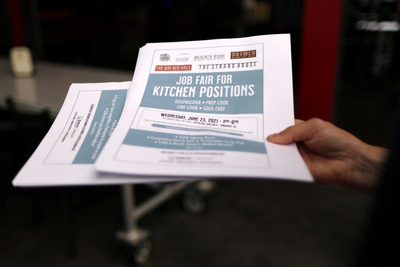 Folheto com anúncio de emprego em feira de trabalho perto de Los Angeles, EUA