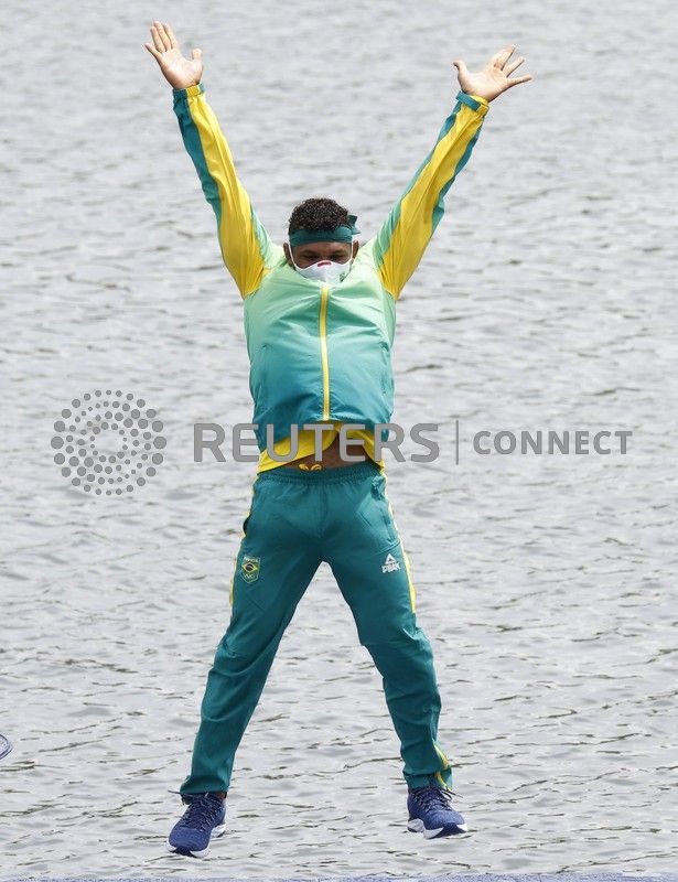 Isaquias Queiroz comemora o ouro no C1 1000m da canoagem velocidade