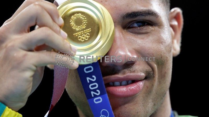 Hebert Souza comemora a medalha de ouro na categoria até 75 quilos do boxe