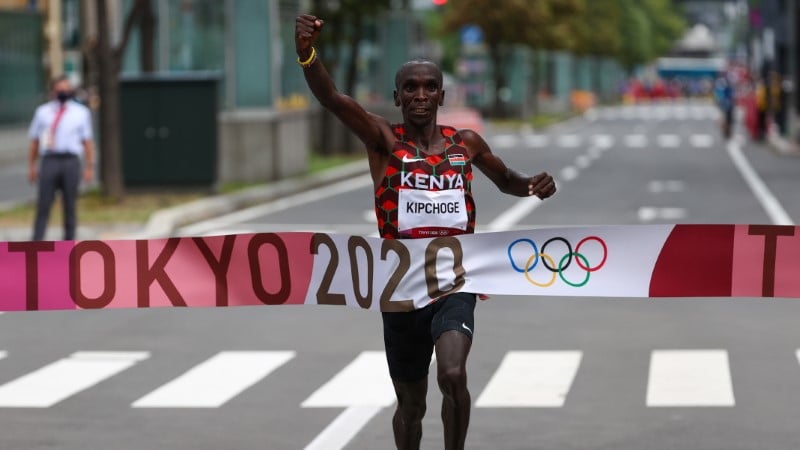 Queniano Eliud Kipchoge cruza linha de chegada da maratona para conquistar o ouro