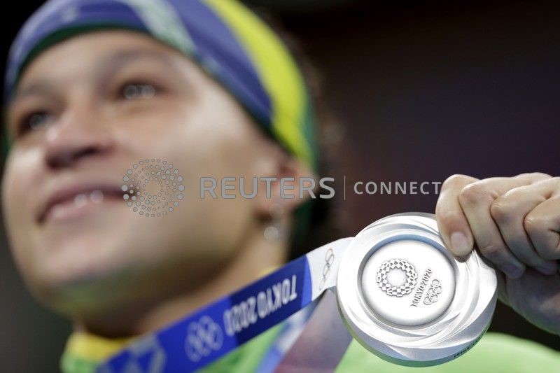 Beatriz Ferreira posa para fotos com medalha de prata do boxe