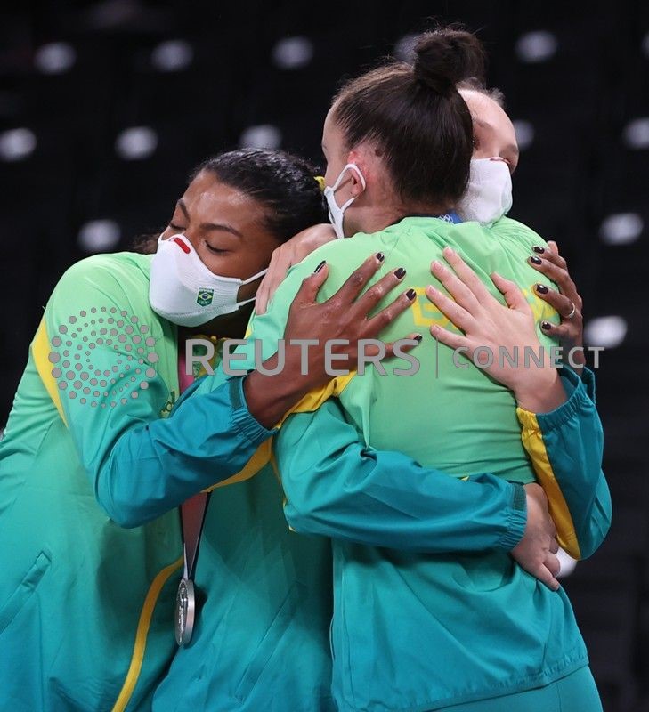 Jogadoras da seleção brasileira feminina de vôlei após receberem a medalha de prata