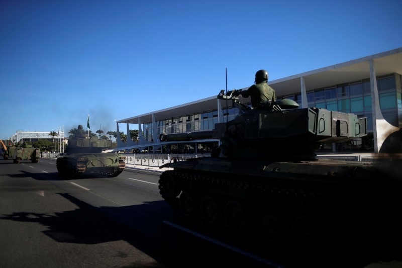 Desfile militar passa em frente ao Palácio do Planalto