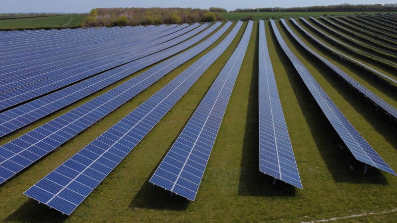 Campo de painéis solares perto de Royston, no Reino Unido